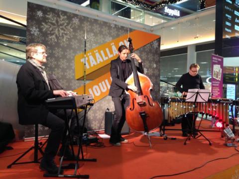 Kolme muusikkoa keikalla