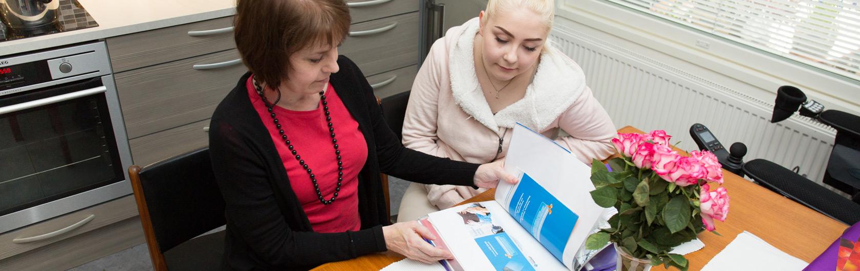 Yrittäjä Coltrane Hassinen (vas.) tekee työtä kotoa käsin. Tukena on avustaja.