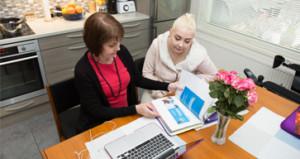 Yrittäjä Coltrane Hassinen (vas.) tekee työtä kotoa käsin. Tukena on avustaja.