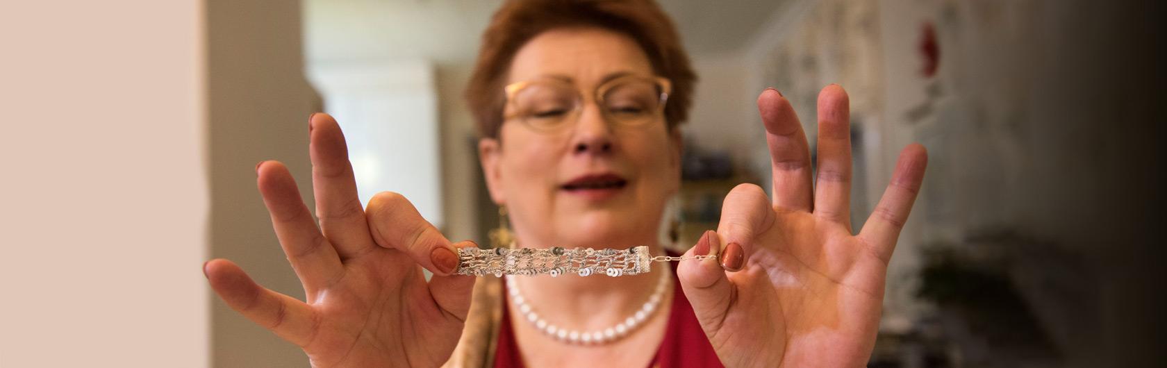 Käsityöyrittäjä Maija Aatelolta syntyvät niin korut kuin pitsitkin. Aikaa riittää myös yhdistystoiminnalle.