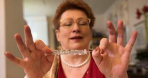 Käsityöyrittäjä Maija Aatelolta syntyvät niin korut kuin pitsitkin. Aikaa riittää myös yhdistystoiminnalle.