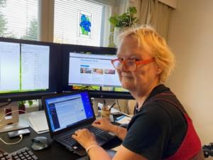 Heini Iriksen työhuoneessa tietokoneitten ääressä.