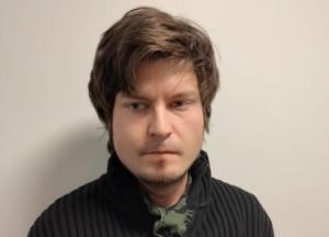 Nuori mies, jolla on musta pusero.