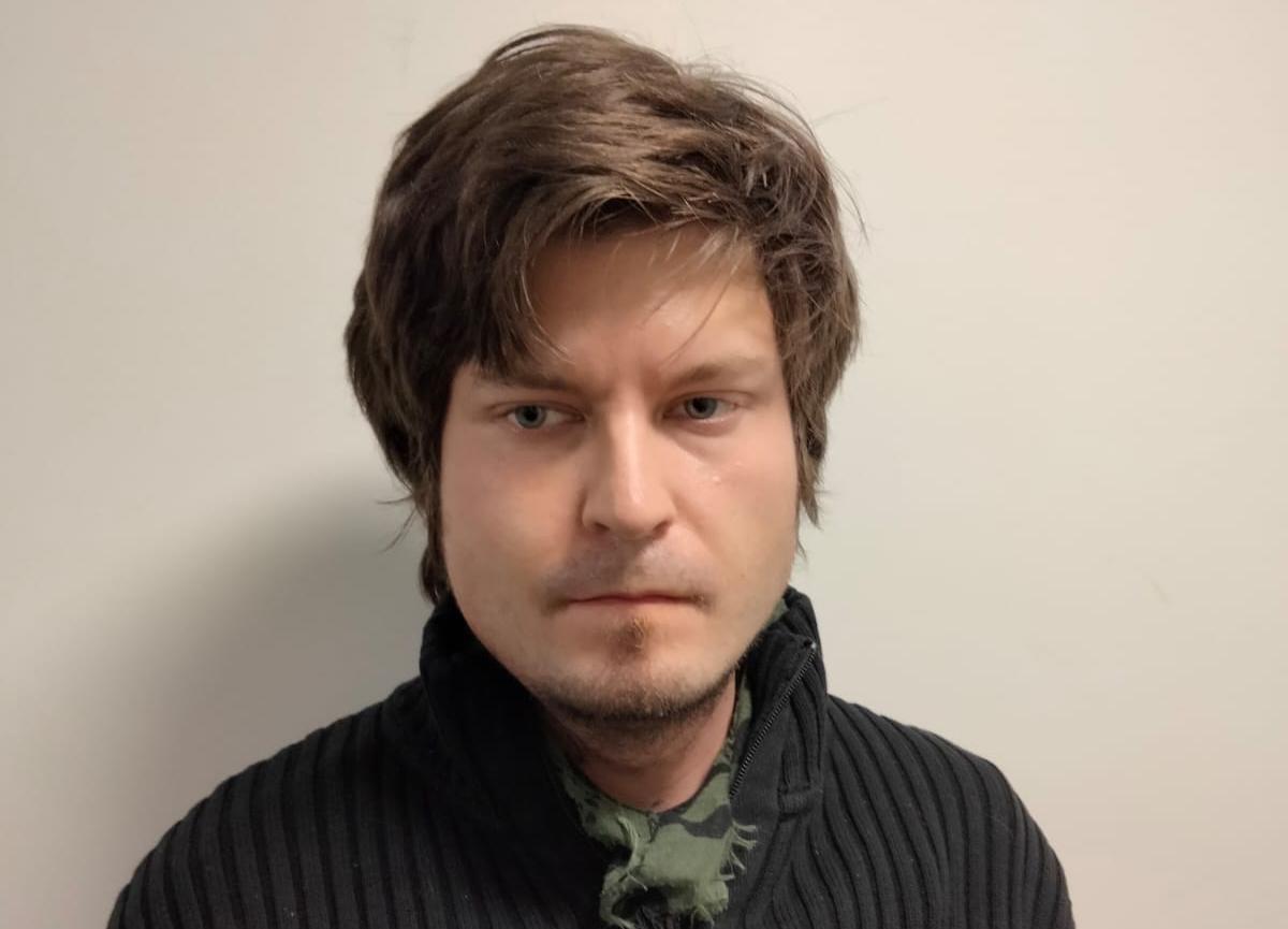 Nuori mies, jolla on musta pusero.